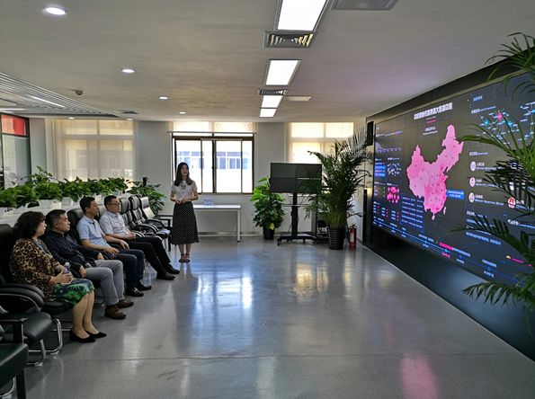 朱卫东（左三）、陈维忠（左二）在听取中国健康传媒集团监管大数据应用平台建设情况介绍。（中国食品药品网记者康绍博 摄）.png