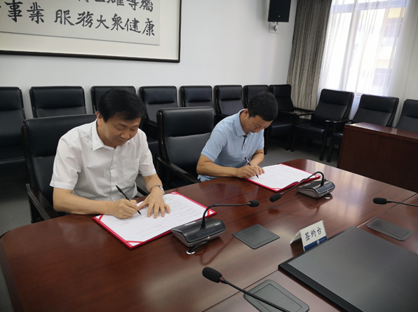 双方签约。（中国食品药品网记者康绍博 摄）.png