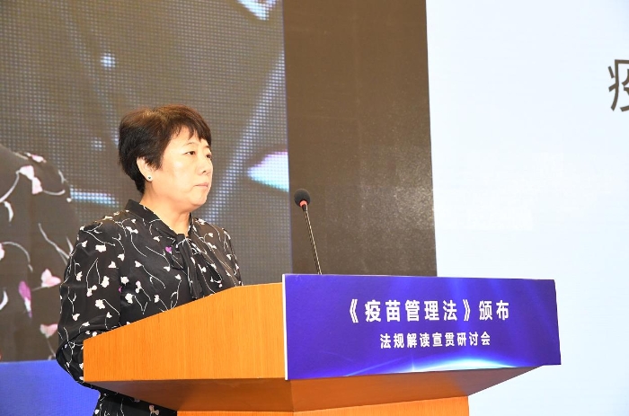 图为国家药监局政策法规司副司长吴利雅介绍疫苗管理法立法情况。邓桥 摄.jpg