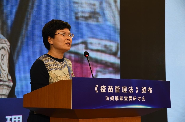 图为国家药监局药品注册司副巡视员李芳介绍《疫苗管理法》关于疫苗注册管理的有关要求。邓桥 摄.jpg