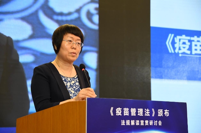 图为国家药监局食品药品审核查验中心副主任董江萍介绍疫苗上市许可持有人的法律责任。邓桥 摄.jpg