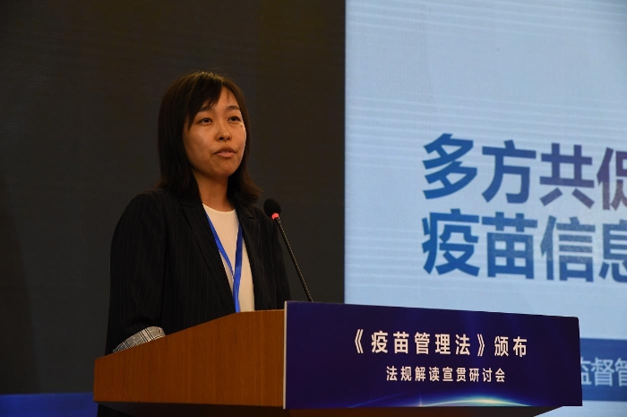 图为国家药监局信息中心规划与标准处副处长张原作主题报告。邓桥 摄.jpg