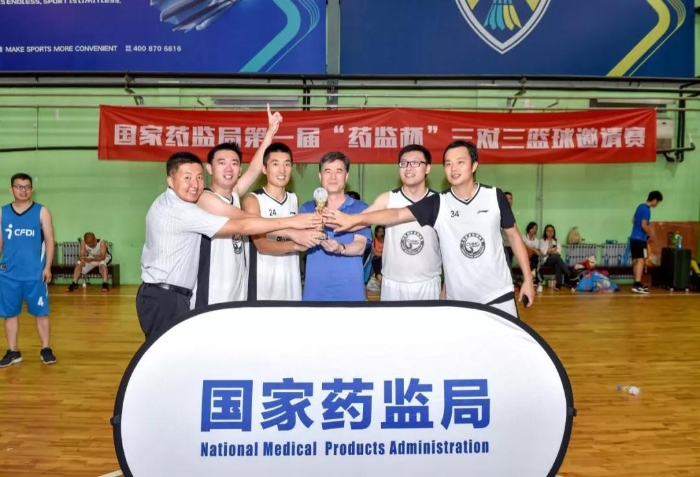 中国健康传媒集团的“健康传媒集团”队获得男子组冠军。王国庆 摄.jpg 中国健康传媒集团的“健康传媒集团”队获得男子组冠军。王国庆 摄.jpg