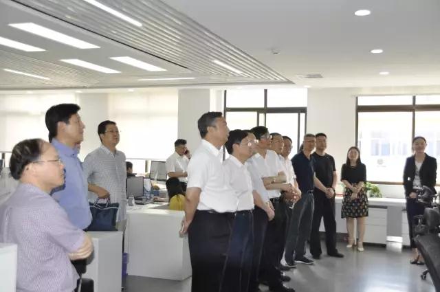 来访客人参观食安在线网站 周游摄.jpg