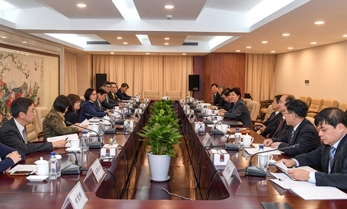 焦红会见香港食物及卫生局局长陈肇始