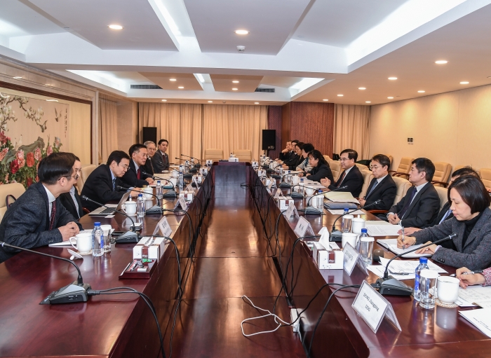 徐景和会见日本药品医疗器械综合机构理事长藤原康弘