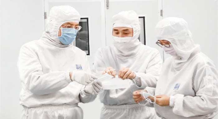 图为海南省药监局监管人员现场指导医用口罩生产筹备工作。