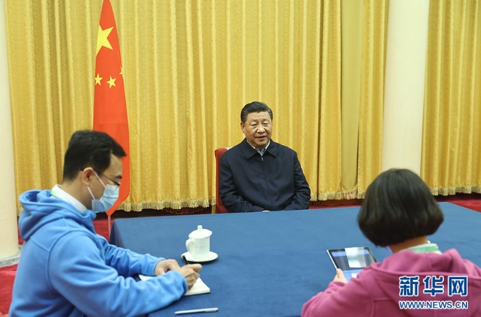 11月2日，中共中央总书记、国家主席、中央军委主席习近平在北京中南海参加第七次全国人口普查登记。这是习近平在回答普查员的询问。 新华社记者 鞠鹏 摄