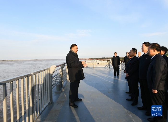 10月22日下午，中共中央总书记、国家主席、中央军委主席习近平在山东省济南市主持召开深入推动黄河流域生态保护和高质量发展座谈会并发表重要讲话。这是座谈会前，习近平20日下午在东营市黄河入海口考察。 新华社记者 谢环驰 摄