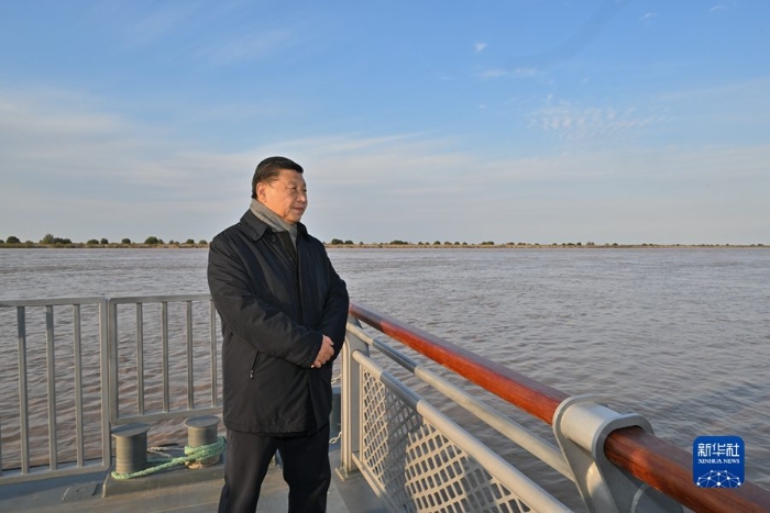 10月22日下午，中共中央总书记、国家主席、中央军委主席习近平在山东省济南市主持召开深入推动黄河流域生态保护和高质量发展座谈会并发表重要讲话。这是座谈会前，习近平20日下午在东营市黄河入海口考察。 新华社记者 李学仁 摄
