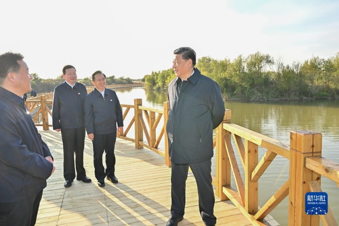 10月22日下午，中共中央总书记、国家主席、中央军委主席习近平在山东省济南市主持召开深入推动黄河流域生态保护和高质量发展座谈会并发表重要讲话。这是座谈会前，习近平20日下午在东营市黄河三角洲国家级自然保护区考察。 新华社记者 李学仁 摄