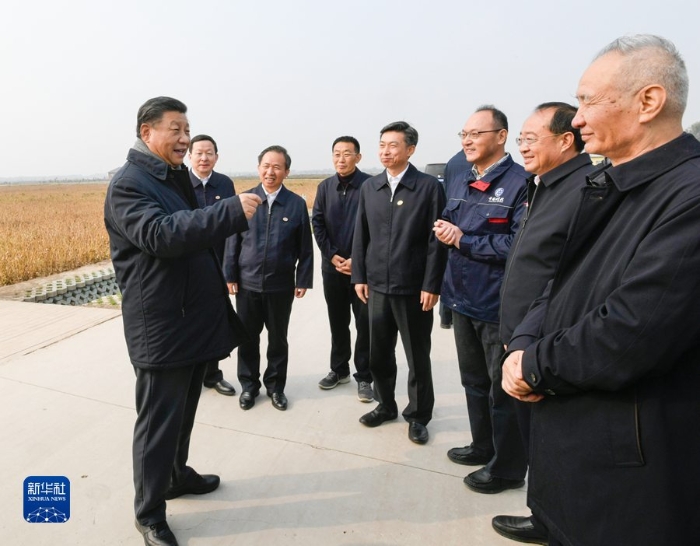 10月22日下午，中共中央总书记、国家主席、中央军委主席习近平在山东省济南市主持召开深入推动黄河流域生态保护和高质量发展座谈会并发表重要讲话。这是座谈会前，习近平21日上午在东营市黄河三角洲农业高新技术产业示范区考察。 新华社记者 李学仁 摄