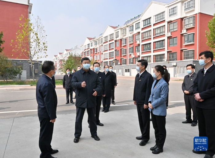 10月22日下午，中共中央总书记、国家主席、中央军委主席习近平在山东省济南市主持召开深入推动黄河流域生态保护和高质量发展座谈会并发表重要讲话。这是座谈会前，习近平21日上午在东营市垦利区董集镇杨庙社区考察。 新华社记者 李学仁 摄