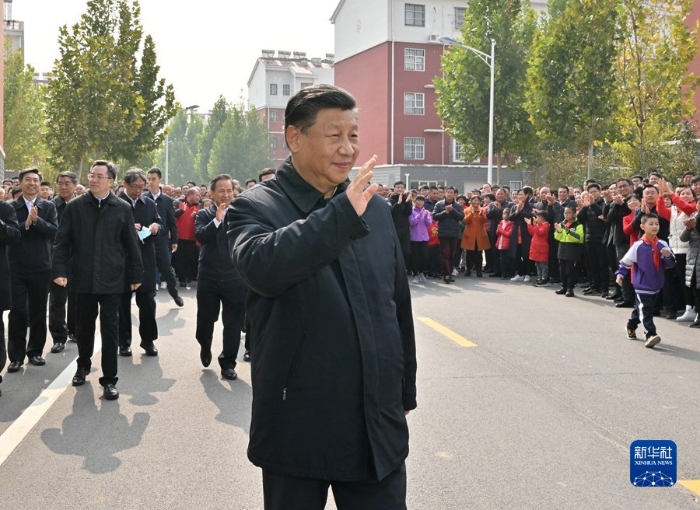 10月22日下午，中共中央总书记、国家主席、中央军委主席习近平在山东省济南市主持召开深入推动黄河流域生态保护和高质量发展座谈会并发表重要讲话。这是座谈会前，习近平21日上午在东营市垦利区董集镇杨庙社区考察时，向社区干部群众挥手致意。 新华社记者 李学仁 摄