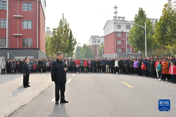10月22日下午，中共中央总书记、国家主席、中央军委主席习近平在山东省济南市主持召开深入推动黄河流域生态保护和高质量发展座谈会并发表重要讲话。这是座谈会前，习近平21日上午在东营市垦利区董集镇杨庙社区考察时，同社区干部群众亲切交流。 新华社记者 李学仁 摄