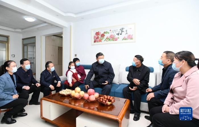 10月22日下午，中共中央总书记、国家主席、中央军委主席习近平在山东省济南市主持召开深入推动黄河流域生态保护和高质量发展座谈会并发表重要讲话。这是座谈会前，习近平21日上午在东营市垦利区董集镇杨庙社区居民许建峰家，同一家三代人围坐交谈。 新华社记者 李学仁 摄
