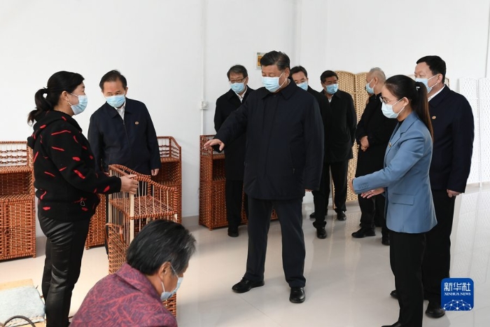 10月22日下午，中共中央总书记、国家主席、中央军委主席习近平在山东省济南市主持召开深入推动黄河流域生态保护和高质量发展座谈会并发表重要讲话。这是座谈会前，习近平21日上午在东营市垦利区董集镇杨庙社区考察。 新华社记者 谢环驰 摄