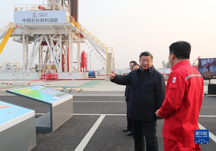 10月22日下午，中共中央总书记、国家主席、中央军委主席习近平在山东省济南市主持召开深入推动黄河流域生态保护和高质量发展座谈会并发表重要讲话。这是座谈会前，习近平21日下午在位于东营市莱州湾的胜利油田莱113区块考察。 新华社记者 王晔 摄