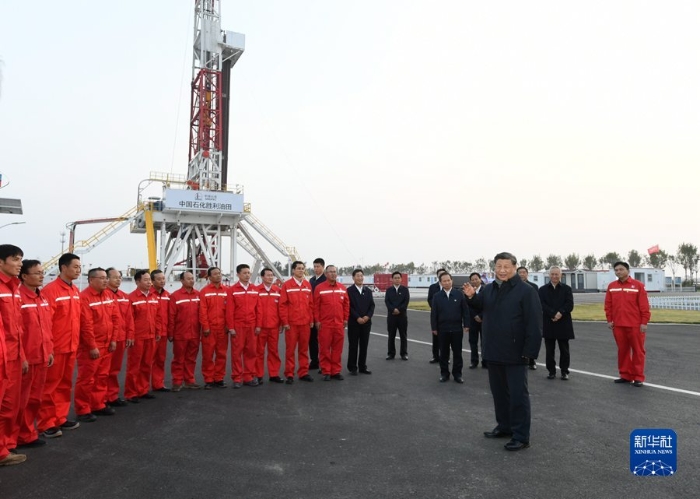 10月22日下午，中共中央总书记、国家主席、中央军委主席习近平在山东省济南市主持召开深入推动黄河流域生态保护和高质量发展座谈会并发表重要讲话。这是座谈会前，习近平21日下午在位于东营市莱州湾的胜利油田莱113区块考察时，同工人们亲切交流。 新华社记者 李学仁 摄