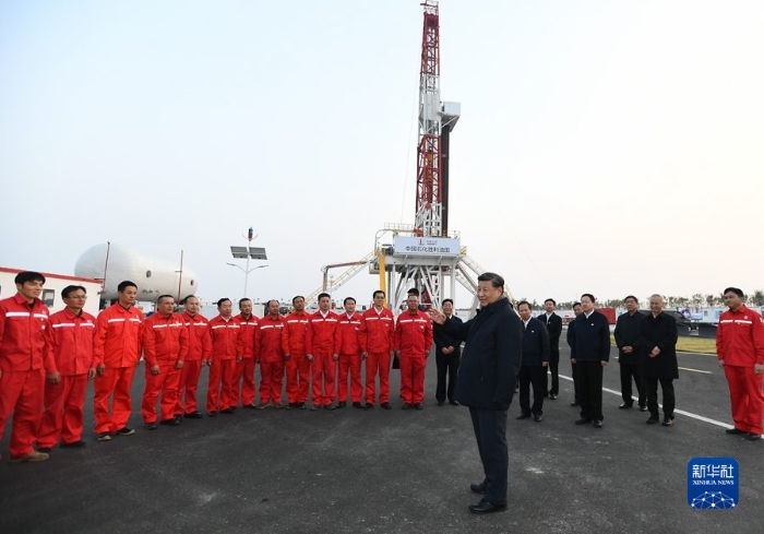 10月22日下午，中共中央总书记、国家主席、中央军委主席习近平在山东省济南市主持召开深入推动黄河流域生态保护和高质量发展座谈会并发表重要讲话。这是座谈会前，习近平21日下午在位于东营市莱州湾的胜利油田莱113区块考察时，同工人们亲切交流。 新华社记者 谢环驰 摄