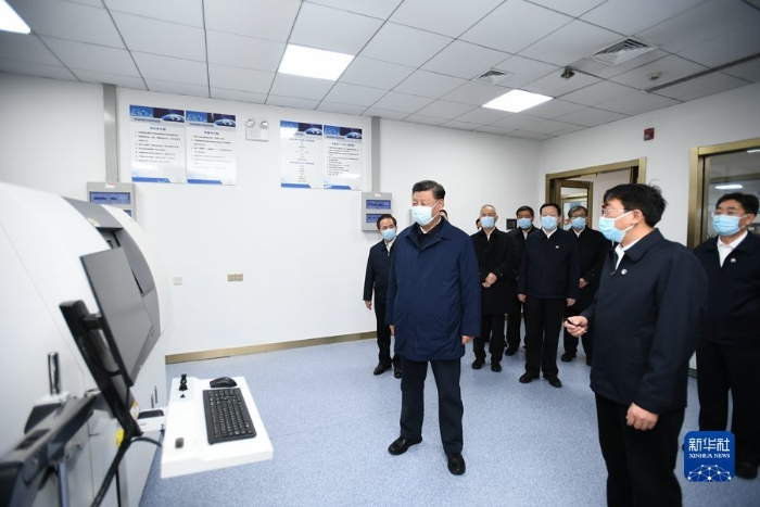 10月22日下午，中共中央总书记、国家主席、中央军委主席习近平在山东省济南市主持召开深入推动黄河流域生态保护和高质量发展座谈会并发表重要讲话。这是座谈会前，习近平21日下午在东营市胜利油田勘探开发研究院页岩油实验室考察自主创新情况。 新华社记者 谢环驰 摄