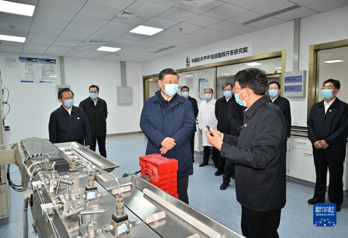 10月22日下午，中共中央总书记、国家主席、中央军委主席习近平在山东省济南市主持召开深入推动黄河流域生态保护和高质量发展座谈会并发表重要讲话。这是座谈会前，习近平21日下午在东营市胜利油田勘探开发研究院二氧化碳气驱实验室考察自主创新情况。 新华社记者 李学仁 摄