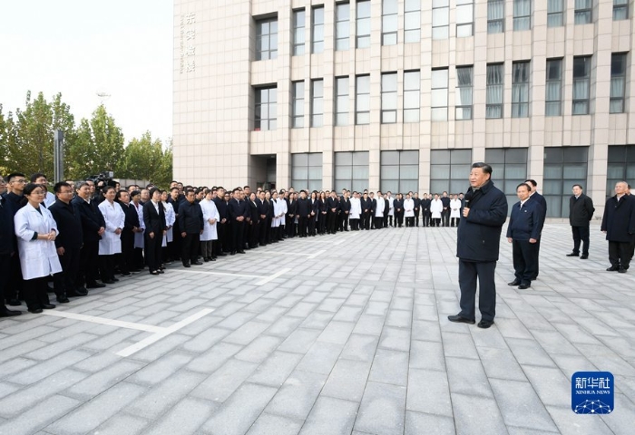 10月22日下午，中共中央总书记、国家主席、中央军委主席习近平在山东省济南市主持召开深入推动黄河流域生态保护和高质量发展座谈会并发表重要讲话。这是座谈会前，习近平21日下午在东营市胜利油田勘探开发研究院考察时，同工作人员亲切交流。 新华社记者 李学仁 摄