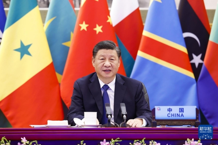 11月29日晚，国家主席习近平在北京以视频方式出席中非合作论坛第八届部长级会议开幕式并发表题为《同舟共济，继往开来，携手构建新时代中非命运共同体》的主旨演讲。新华社记者 黄敬文 摄