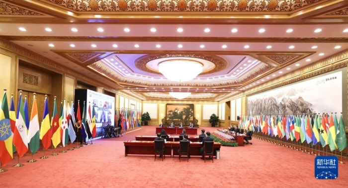 11月29日晚，国家主席习近平在北京以视频方式出席中非合作论坛第八届部长级会议开幕式并发表题为《同舟共济，继往开来，携手构建新时代中非命运共同体》的主旨演讲。新华社记者 庞兴雷 摄