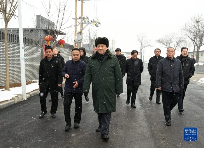 1月26日至27日，中共中央总书记、国家主席、中央军委主席习近平来到山西，看望慰问基层干部群众。这是26日下午，习近平冒雪在临汾市霍州市师庄乡冯南垣村考察。新华社记者 李学仁 摄