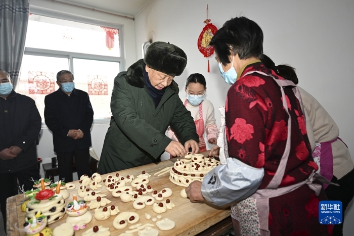 1月26日至27日，中共中央总书记、国家主席、中央军委主席习近平来到山西，看望慰问基层干部群众。这是26日下午，习近平在临汾市霍州市师庄乡冯南垣村，同师红兵一家做年馍。新华社记者 李学仁 摄
