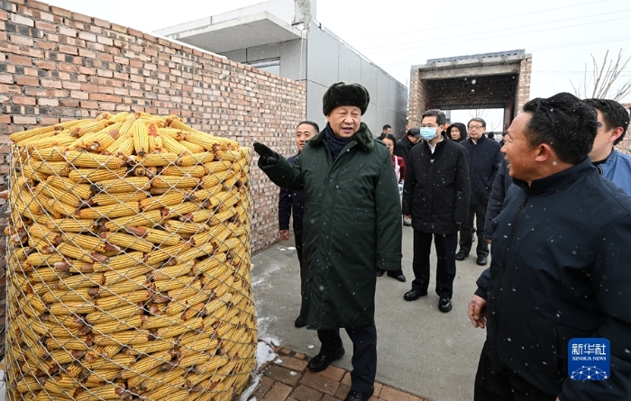 1月26日至27日，中共中央总书记、国家主席、中央军委主席习近平来到山西，看望慰问基层干部群众。这是26日下午，习近平在临汾市霍州市师庄乡冯南垣村受灾村民师红兵家看望。新华社记者 李学仁 摄