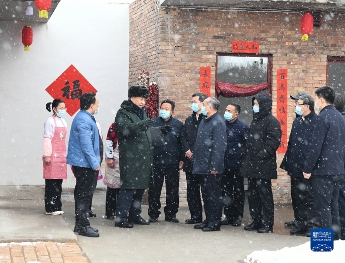 1月26日至27日，中共中央总书记、国家主席、中央军委主席习近平来到山西，看望慰问基层干部群众。这是26日下午，习近平在临汾市霍州市师庄乡冯南垣村受灾村民师红兵家看望。新华社记者 谢环驰 摄