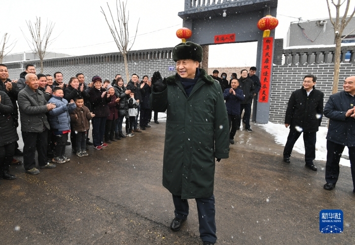 1月26日至27日，中共中央总书记、国家主席、中央军委主席习近平来到山西，看望慰问基层干部群众。这是26日下午，习近平在临汾市霍州市师庄乡冯南垣村考察时，向村民们挥手致意。新华社记者 谢环驰 摄