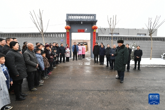 1月26日至27日，中共中央总书记、国家主席、中央军委主席习近平来到山西，看望慰问基层干部群众。这是26日下午，习近平在临汾市霍州市师庄乡冯南垣村考察时，同村民们亲切交流。新华社记者 谢环驰 摄