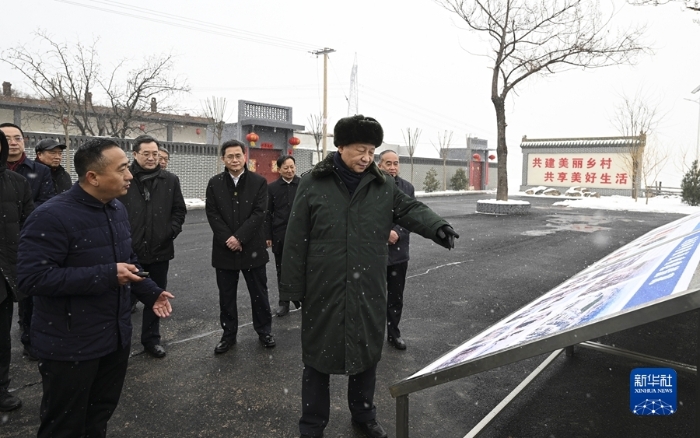 1月26日至27日，中共中央总书记、国家主席、中央军委主席习近平来到山西，看望慰问基层干部群众。这是26日下午，习近平冒雪在临汾市霍州市师庄乡冯南垣村考察。新华社记者 李学仁 摄