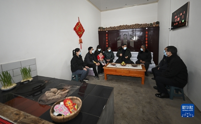 1月26日至27日，中共中央总书记、国家主席、中央军委主席习近平来到山西，看望慰问基层干部群众。这是26日下午，习近平在临汾市汾西县僧念镇段村同村民蔡文明一家亲切交流。新华社记者 李学仁 摄