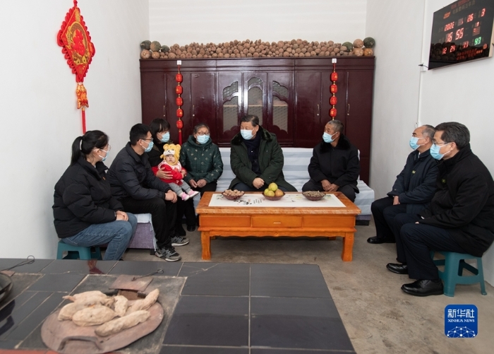 1月26日至27日，中共中央总书记、国家主席、中央军委主席习近平来到山西，看望慰问基层干部群众。这是26日下午，习近平在临汾市汾西县僧念镇段村同村民蔡文明一家亲切交流。新华社记者 谢环驰 摄