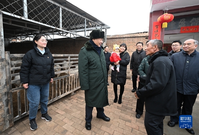 1月26日至27日，中共中央总书记、国家主席、中央军委主席习近平来到山西，看望慰问基层干部群众。这是26日下午，习近平在临汾市汾西县僧念镇段村村民蔡文明家中考察。新华社记者 李学仁 摄