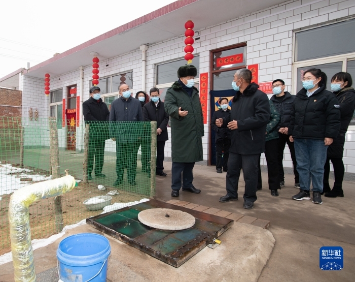 1月26日至27日，中共中央总书记、国家主席、中央军委主席习近平来到山西，看望慰问基层干部群众。这是26日下午，习近平在临汾市汾西县僧念镇段村村民蔡文明家中考察。新华社记者 谢环驰 摄