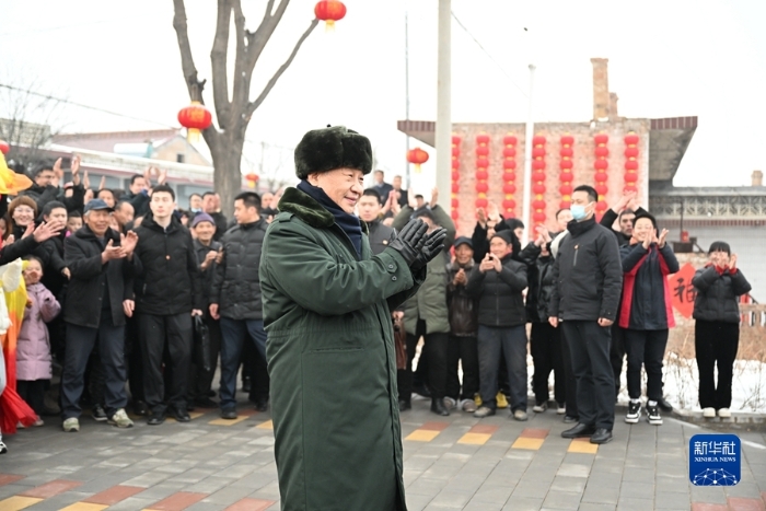 1月26日至27日，中共中央总书记、国家主席、中央军委主席习近平来到山西，看望慰问基层干部群众。这是26日下午，习近平在临汾市汾西县僧念镇段村考察。新华社记者 李学仁 摄
