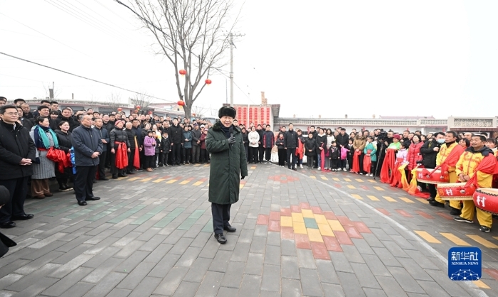 1月26日至27日，中共中央总书记、国家主席、中央军委主席习近平来到山西，看望慰问基层干部群众。这是26日下午，习近平在临汾市汾西县僧念镇段村文化广场，给乡亲们拜年，向全国各族人民、向港澳台同胞和海外侨胞致以美好的新春祝福。新华社记者 李学仁 摄