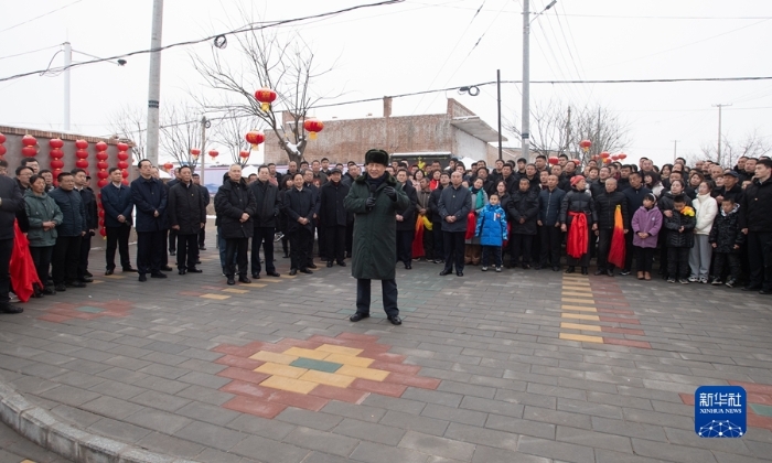 1月26日至27日，中共中央总书记、国家主席、中央军委主席习近平来到山西，看望慰问基层干部群众。这是26日下午，习近平在临汾市汾西县僧念镇段村文化广场，给乡亲们拜年，向全国各族人民、向港澳台同胞和海外侨胞致以美好的新春祝福。新华社记者 谢环驰 摄