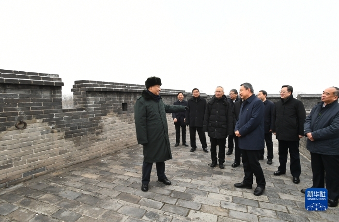 1月26日至27日，中共中央总书记、国家主席、中央军委主席习近平来到山西，看望慰问基层干部群众。这是27日上午，习近平来到平遥古城，登上城墙考察。新华社记者 谢环驰 摄