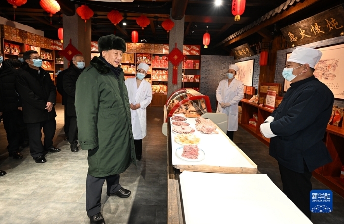 1月26日至27日，中共中央总书记、国家主席、中央军委主席习近平来到山西，看望慰问基层干部群众。这是27日上午，习近平在平遥古城平遥牛肉店，了解当地文化遗产保护利用和开展特色经营情况。新华社记者 李学仁 摄