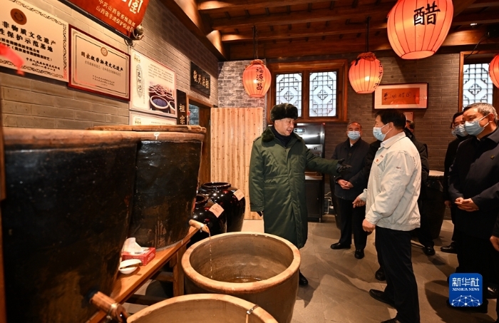 1月26日至27日，中共中央总书记、国家主席、中央军委主席习近平来到山西，看望慰问基层干部群众。这是27日上午，习近平在平遥古城东湖老醋坊，了解当地文化遗产保护利用和开展特色经营情况。新华社记者 李学仁 摄