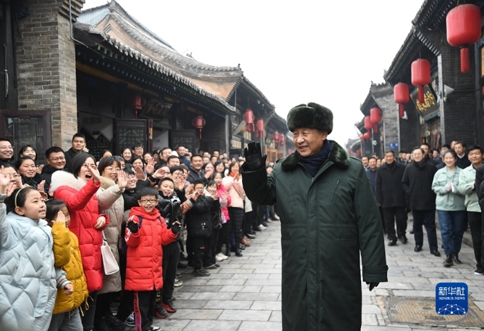 1月26日至27日，中共中央总书记、国家主席、中央军委主席习近平来到山西，看望慰问基层干部群众。这是27日上午，习近平在平遥古城向现场群众挥手致意，给大家拜年。新华社记者 燕雁 摄