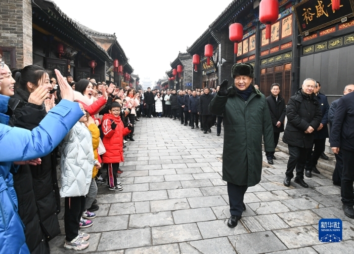 1月26日至27日，中共中央总书记、国家主席、中央军委主席习近平来到山西，看望慰问基层干部群众。这是27日上午，习近平在平遥古城向现场群众挥手致意，给大家拜年。新华社记者 谢环驰 摄