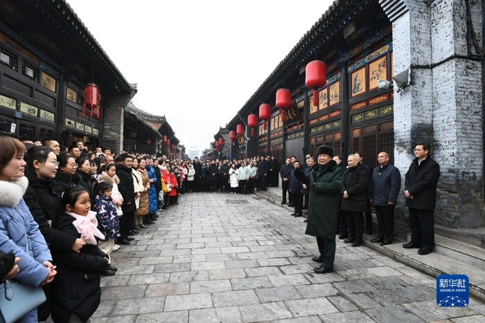 1月26日至27日，中共中央总书记、国家主席、中央军委主席习近平来到山西，看望慰问基层干部群众。这是27日上午，习近平在平遥古城同现场群众亲切交流。新华社记者 谢环驰 摄
