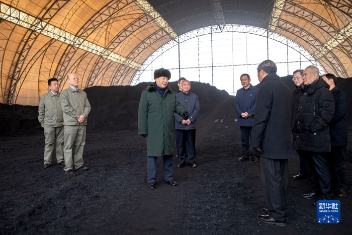 1月26日至27日，中共中央总书记、国家主席、中央军委主席习近平来到山西，看望慰问基层干部群众。这是27日下午，习近平在山西瑞光热电有限责任公司储煤场察看煤场储煤情况。新华社记者 谢环驰 摄